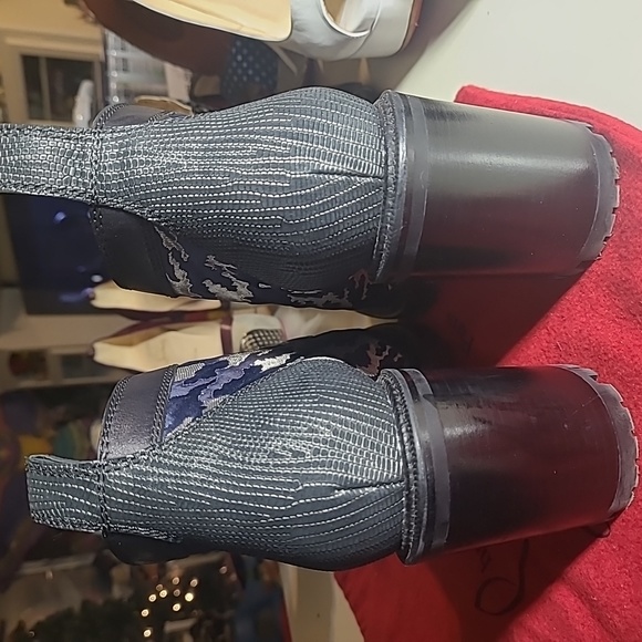 Christian Louboutin - Picture 5 of 8